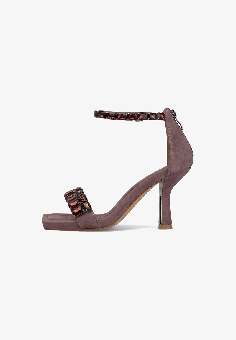 Sandali con tacco alto in suede viola, dotati di una cinghia alla caviglia, con un'applicazione di perline sulla cinghia e un tacco metallico.