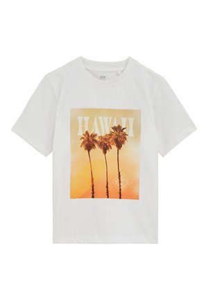 Camiseta blanca con un gráfico de atardecer que muestra tres palmeras y la palabra "HAWAII" en letras grandes en la parte superior.
