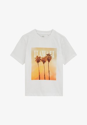 Balts T-krekls ar saulrieta grafiku, kurā redzamas trīs palmas un vārds "HAWAII" lieliem burtiem pa visu augšpusi.