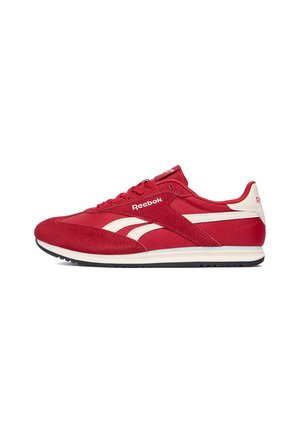 Czerwono-białe buty sportowe Reebok ze sznurówkami, cholewką z zamszu i skóry oraz czarno-białą gumową podeszwą zwrócone w prawo na białym tle.