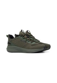 Zapatillas deportivas verde oliva con parte superior de malla texturizada, puntera reforzada, detalles en negro y cordones contrastantes en un verde vibrante.