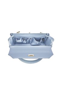Sac à main en cuir bleu clair avec une surface texturée, doté d'un intérieur spacieux divisé par des poches élastiques et d'un fermoir en ton doré.