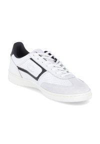 Adidași albi pentru sport, confecționați din piele și velur, cu detalii perforate, accente negre, șireturi plate și talpă din cauciuc.