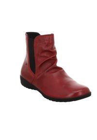 Bottine en cuir rouge avec texture froncée, panneaux élastiques sur les côtés, bout arrondi et semelle en caoutchouc noir de faible hauteur.