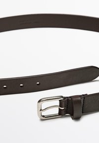 Donkerbruine leren riem met een zilveren rechthoekige gesp en meerdere verstelgaten op een witte achtergrond.