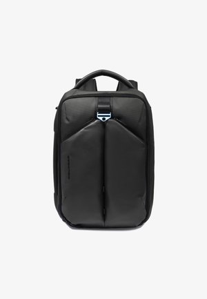 Schwarzer Rucksack mit strukturierter Oberfläche, zwei gepolsterten Frontfächern, einem zentralen Riemen und blauen Akzenten an den Beschlägen.