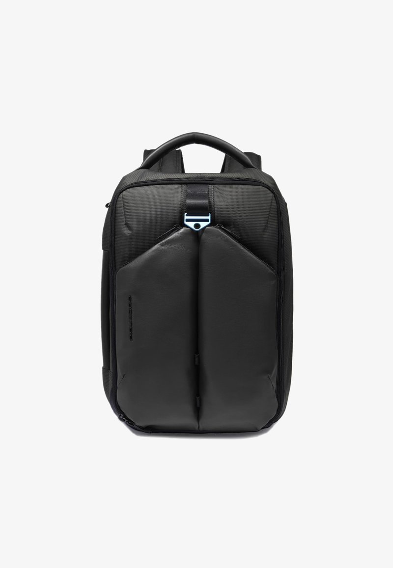 Zwarte rugzak met een gestructureerd oppervlak, twee gevoerde voorvakken, een centrale riem en blauwe accenten op het beslag.