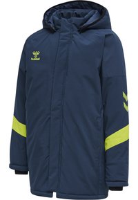 Marinblå vadderad jacka med huva, med reflektiva gula detaljer på ärmarna och logotypen. Slät textur, vanlig passform och sidofickor.