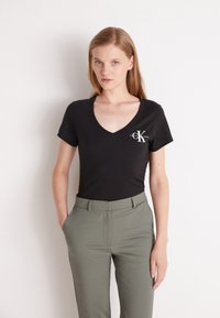 Calvin Klein Jeans - MONOLOGO V NECK TEE - Print T-shirt - ck black Thumbnail Image 1