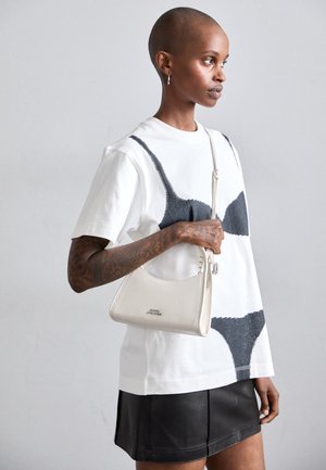 THE CLAW CLIP CROSSBODY - Bolso de mano - white