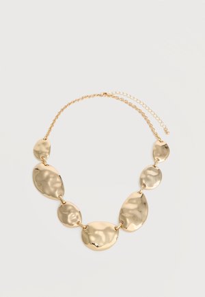 Collier chaîne ton or avec six plaques métalliques ovales et rondes irrégulières martelées reliées ensemble et fermoir ajustable.