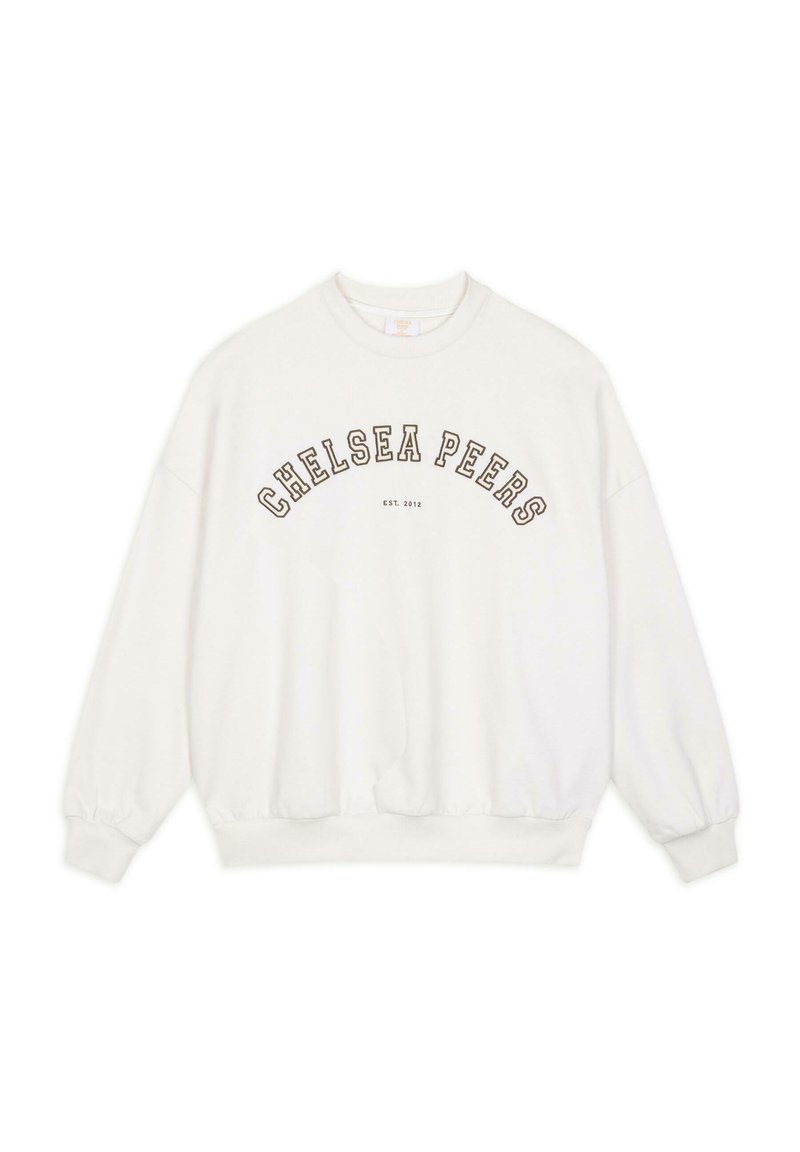 Biała bluza z długim rękawem, z prążkowanymi mankietami i okrągłym dekoltem. Zawiera nazwę "CHELSEA PEERS" w pogrubionych, ciemnych literach oraz "EST. 2012" poniżej.