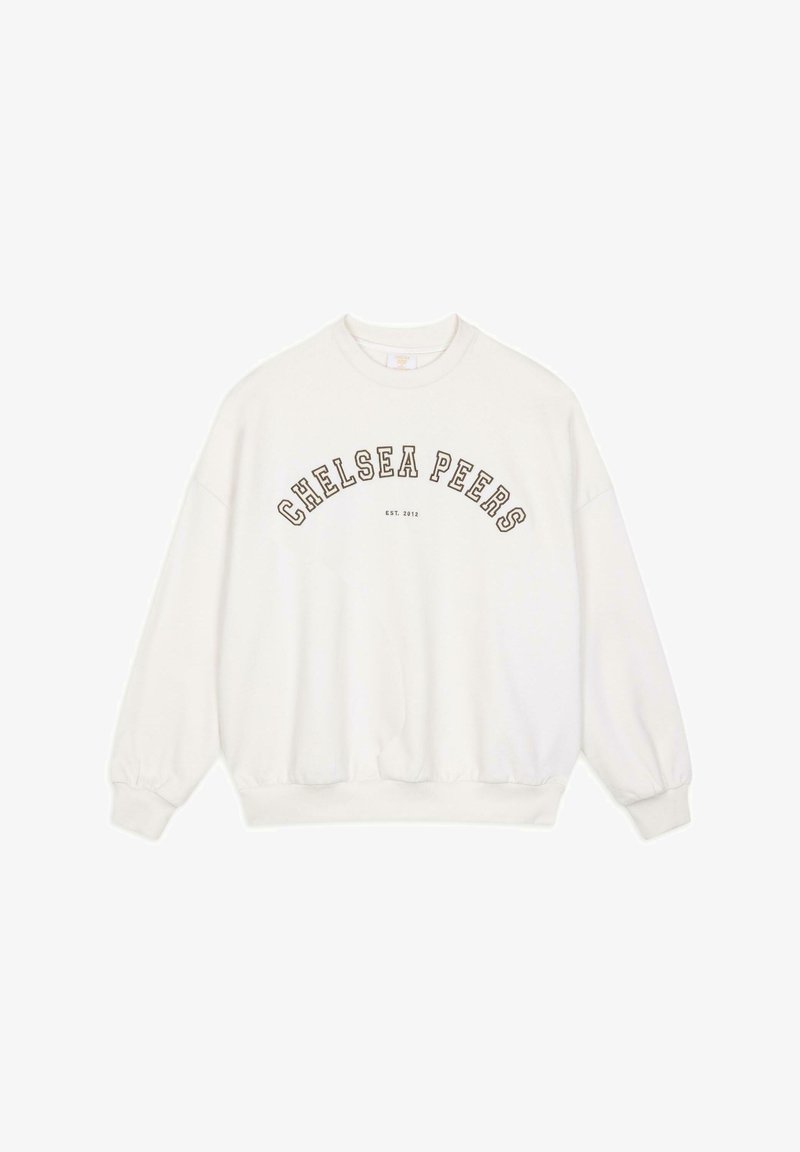 Biała bluza z długim rękawem, z prążkowanymi mankietami i okrągłym dekoltem. Zawiera nazwę "CHELSEA PEERS" w pogrubionych, ciemnych literach oraz "EST. 2012" poniżej.