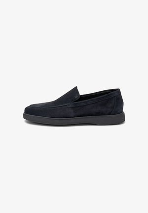 Zapatos mocasines de ante azul marino con una textura suave, punta redonda y suela de goma negra baja. Diseño simple, sin herrajes ni patrones visibles.