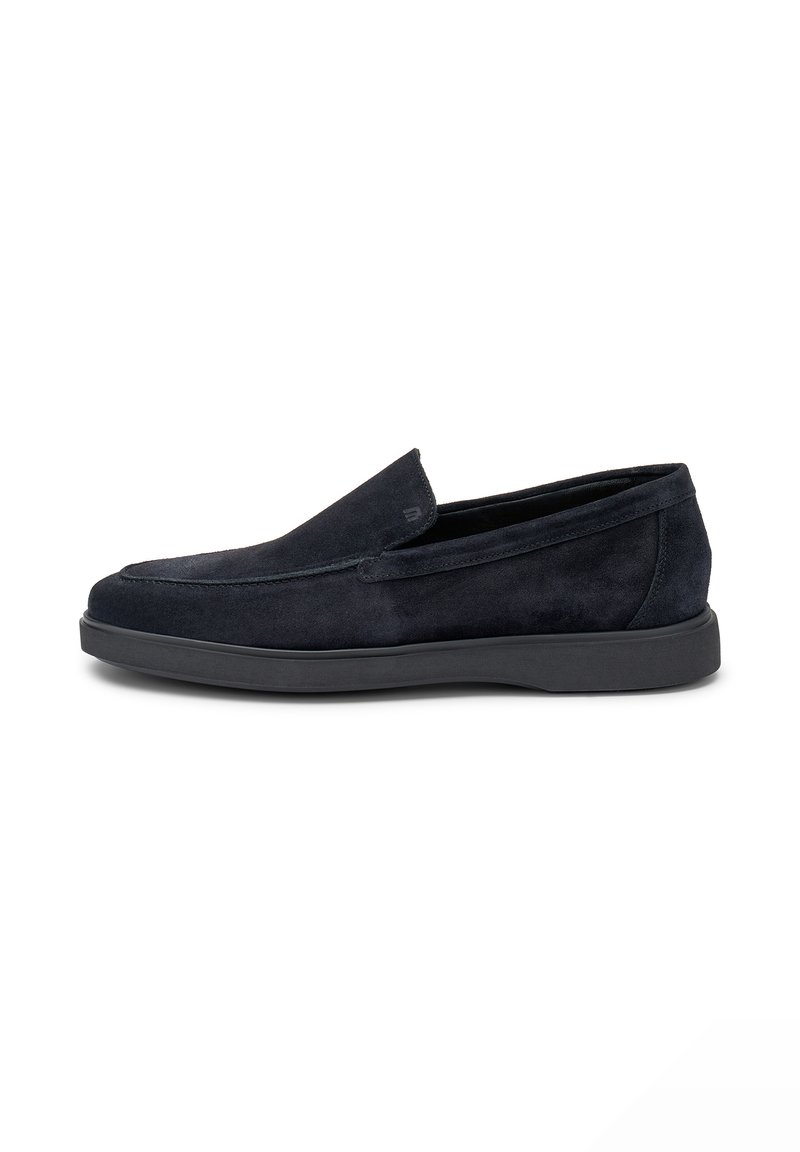 Scarpe slip-on in camoscio blu navy con una texture liscia, punta tonda e suola bassa in gomma nera. Design semplice, senza hardware o motivi visibili.