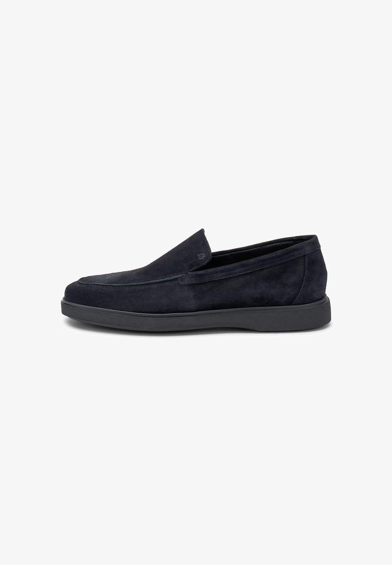 Scarpe slip-on in camoscio blu navy con una texture liscia, punta tonda e suola bassa in gomma nera. Design semplice, senza hardware o motivi visibili.