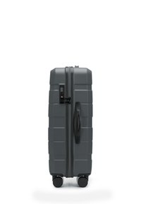 Harde grijze koffer met een gestructureerd oppervlak, combinatie slot en twee zwarte wielen. Bevat een zijhandvat voor gemakkelijk dragen.