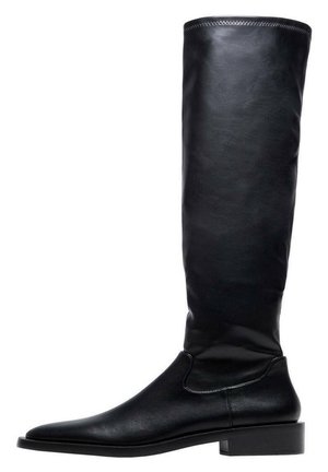 Bota alta hasta la rodilla de cuero negro, con tacón bajo en bloque y punta puntiaguda, acabado liso y costuras visibles en el borde superior.