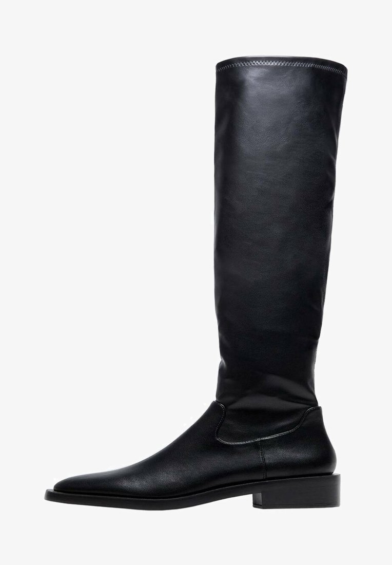 Botte haute noire en cuir jusqu'aux genoux avec un petit talon carré et un bout pointu, finition lisse et surpiqûres visibles sur le bord supérieur.