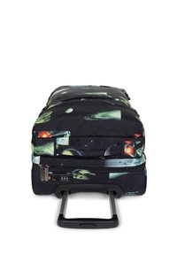 Väsk med hjul som har en svart tygutsida med ett rymdtema. Inkluderar ett utdragbart handtag och ett fack med dragkedja.