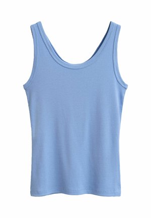 Hellblaues, ärmelloses, geripptes Tanktop mit Rundhalsausschnitt und einfachem Saum, flach auf weißem Hintergrund liegend.