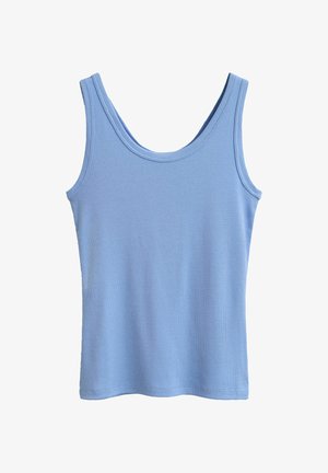 Hellblaues, ärmelloses, geripptes Tanktop mit Rundhalsausschnitt und einfachem Saum, flach auf weißem Hintergrund liegend.