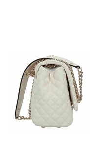 Bolso de mano de imitación de cuero blanco acolchado con una correa de cadena, forma redondeada y cierre de solapa. Presenta una textura suave y acentos en tono dorado.