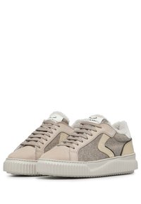 Beige Sneaker aus einer Kombination von Wildleder und Filzmaterialien. Sie verfügen über eine strukturierte Gummisohle, eine Schnürung an der Vorderseite und ein flauschiges Futter.