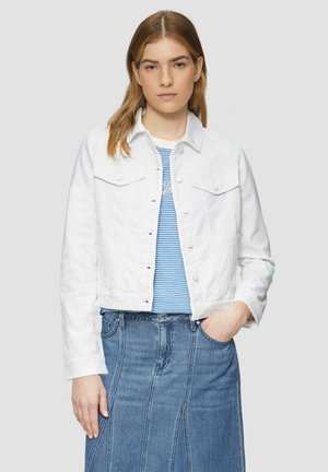 Veste en denim blanc avec deux poches poitrine, fermeture à boutons et manches longues, portée par-dessus une chemise rayée bleu et blanc et une jupe bleue.