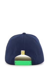 Marine pet met een groene verstelbare band en een gele gestreepte label aan de achterkant. Katoenen stof, ronde vorm en gladde textuur.