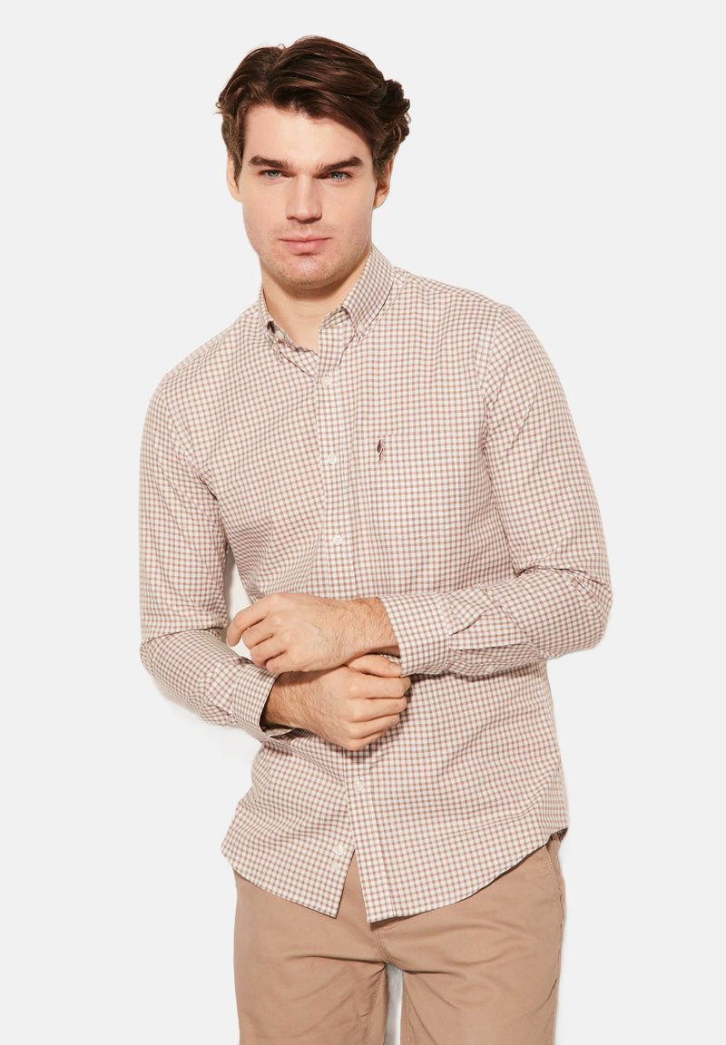 Koszula zapinana na guziki w kratkę w odcieniach brązu i kremu, z kołnierzykiem, długimi rękawami i małym logo na piersi.