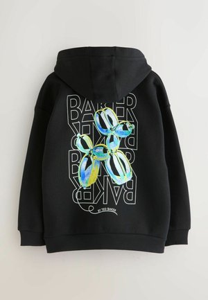 Sort hoodie med et farverigt grafisk design med blå og grønne elementer og hvid tekst. Inkluderer en hætte med snore og ribbede manchetter.