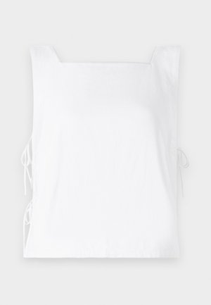 Bijela bezrukavna majica s kvadratnim izrezom, bočnim vezicama za prilagodbu i glatkom teksturom tkanine.