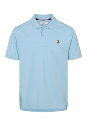 Šviesiai mėlynas medvilninis polo marškinėliai su dviem sagomis, trumpomis rankovėmis ir siuvinėta logotipu ant krūtinės.