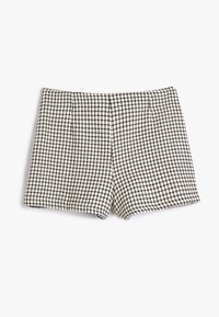 Zwart-witte geruite shorts van een gestructureerde stof, met een ruime pasvorm en zichtbare plooien in de taille.