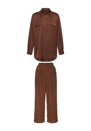 Camicia marrone a maniche lunghe con bottoni e due tasche sul petto, pantaloni larghi abbinati con vita elastica, entrambi caratterizzati da sottili righe verticali.