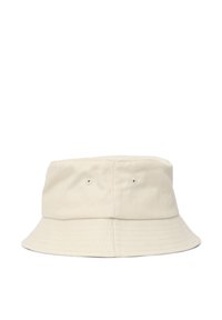 Cappello a secchiello in cotone beige con una visiera larga e strutturata, dotato di due fori di ventilazione su entrambi i lati e una finitura liscia e texturizzata.