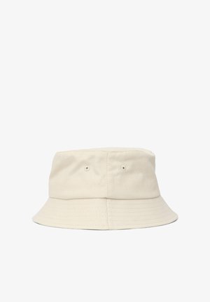 Cappello a secchiello in cotone beige con una visiera larga e strutturata, dotato di due fori di ventilazione su entrambi i lati e una finitura liscia e texturizzata.
