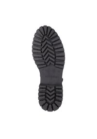 Semelle en caoutchouc noire avec un motif de profondeur, présentant des rainures en zigzag et des grips surélevés. Marquée avec "remonte" et des détails de taille.