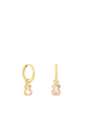 Orecchini a cerchio in oro con charm a forma di orsetti gommosi rosa, con una finitura liscia e dettagli intricati nella forma dell'orsetto.