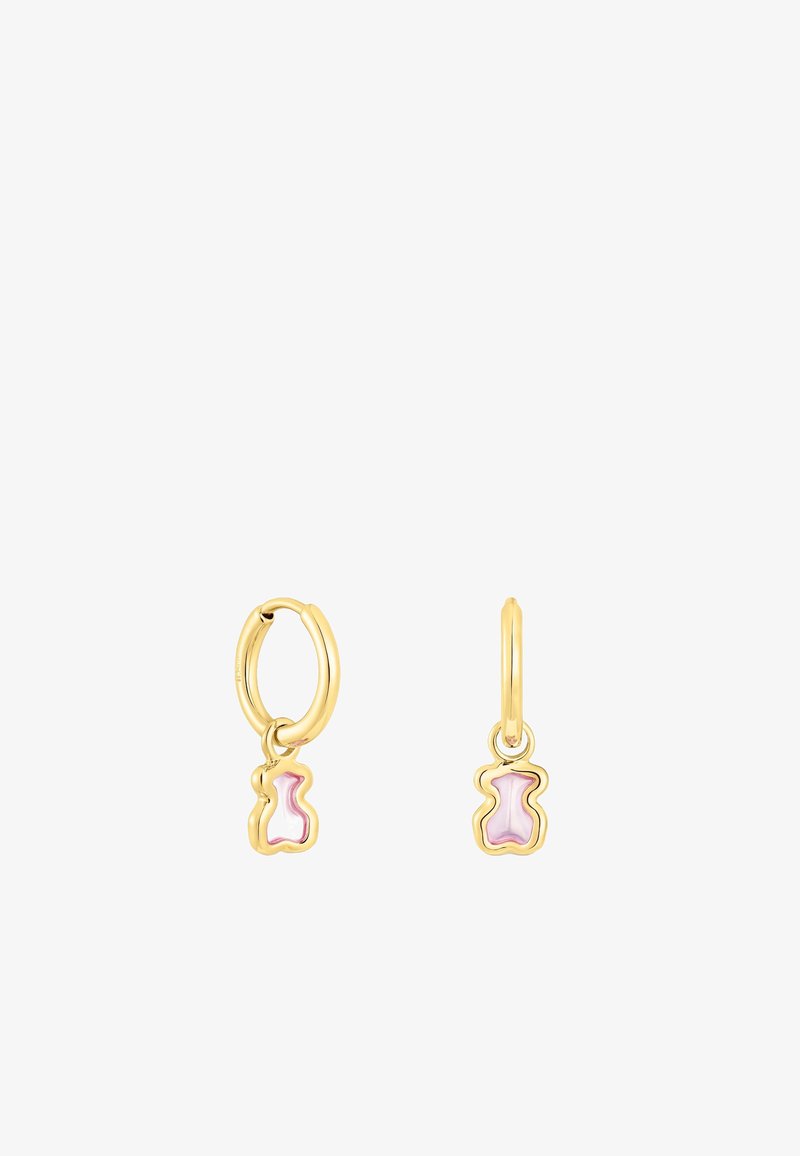 Boucles d'oreilles en or en forme de créoles ornées de charms en forme de nounours en gomme rose, avec une finition lisse et des détails complexes sur la forme du nounours.