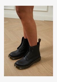 Martens 1460 PASCAL FRNT ZIP EYE BOOT Botines con cordones