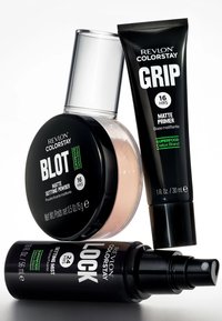 Drie Revlon ColorStay producten: een matte setting poeder in een ronde verpakking, een matte primer in een zwarte tube, en een setting mist in een zwarte spuitfles.