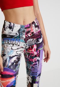 Färgglada grafiska leggings med en blandning av urban mönster, invecklade design och en blandning av texturer, med ett elastiskt midjeband.