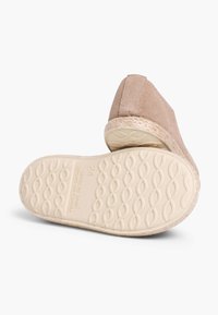 Espadrilles in suede beige con punta chiusa e tacco leggero, caratterizzate da una suola in juta intrecciata con gomma testurizzata per garantire grip.