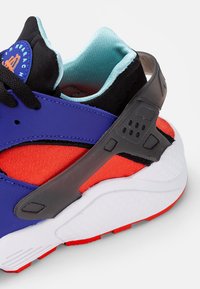 Nike Sportswear AIR HUARACHE UNISEX - Sapatilhas - concord/team orange/copa black white