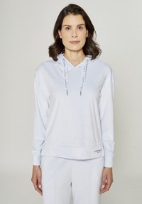 Sweat à capuche bleu clair en tissu doux, doté d'une capuche avec cordon de serrage et d'un ourlet côtelé. Sur le devant, un logo avec le mot "STRENGTH".