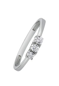 Bague en or blanc ornée de trois diamants ronds et transparents, sertis sur un anneau lisse, mettant en valeur une finition polie et un design minimaliste.