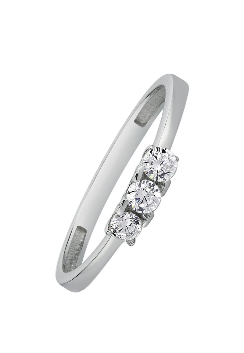 Bague en or blanc ornée de trois diamants ronds et transparents, sertis sur un anneau lisse, mettant en valeur une finition polie et un design minimaliste.