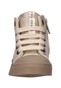 Beige hoge sneakers met een gestructureerde bovenkant, ronde neus, crème veters, zilveren veterogen en een tan rubberen zool. Inclusief een rits zodat je ze aan de zijkant kunt openen.